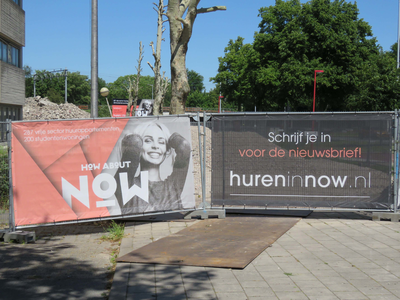 844293 Afbeelding van twee banners bij het voormalige Centraal Belastingkantoor (Gerbrandystraat 20) te Utrecht, dat ...